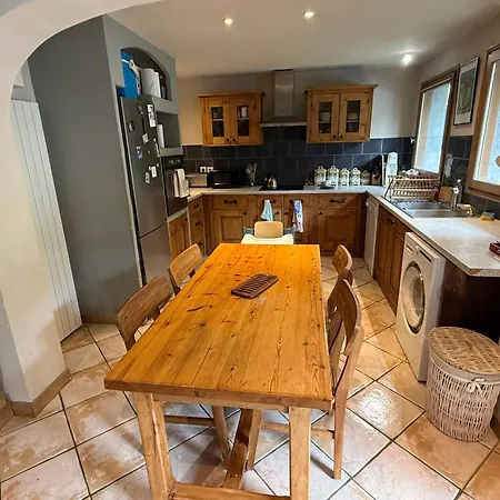 Spacious 2 Bedroom In Center Apartman